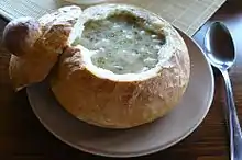 Suppe im Brotlaib (beim Inhalt des Laibs handelt es sich aber meist um keine Brotsuppe im eigentlichen Sinne)