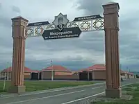 Eingangsbogen im Znamensky-Mikrobezirk