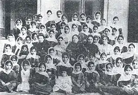 Direktorin der Schule Hənifə Məlikova mit Schülerinnen