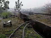 Infolge des Erdbebens von 1999 verbogene Eisenbahnschienen