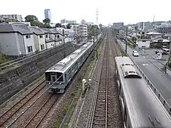 Parallelführung mit der Sagamihara-Linie (rechts)