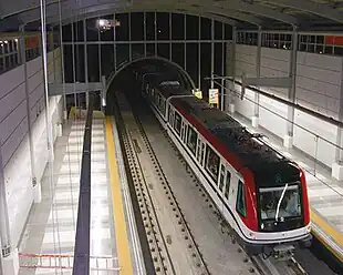Station mit ausfahrendem Zug