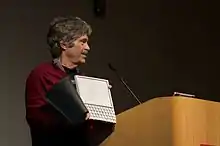Alan Key zeigt einen Dynabook-Prototyp