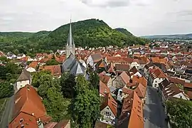 Blick vom Stadtturm auf den historischen Stadtkern mit der Stadtpfarrkirche und dem Rathaus