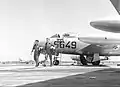 Zwei israelische Piloten nach dem Ausstieg aus ihren Dassault Ouragan Kampfjets im Juli 1956