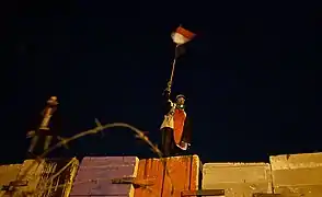 Anti-Mursi-Demonstrant auf der Mauer, die von der Republikanischen Garde errichtet wurde, um Demonstrationen vom Präsidentenpalast fernzuhalten