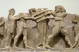 Apollon streitet mit Herakles, Ostgiebel