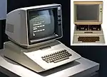 Apple II; oben rechts Apple II mit Diskettenlaufwerken(1977)