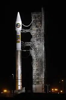 Atlas V 411 neben dem komplexen Startturm der SLC-3E