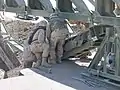 Befestigen einer Verbindungsverstärkung („Link Reinforcement“) an der Unterseite der Bodenplatte („Bottom Panel“)