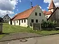 Kleinbauernhaus mit angehobener Traufe am Tennentor in Reimlingen