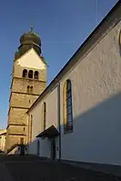 Romanische Fenster im Turm der Kirche St. Martin (nach 1360) in Baar, Kanton Zug