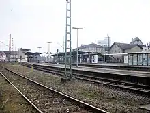 Gleisseite des Bahnhofs Schorndorf; die Züge der Wieslauftalbahn fahren von Gleis 5 hinten links ab