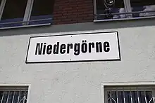 2010 gibt es wieder ein Bahnhofsschild am Stellwerk