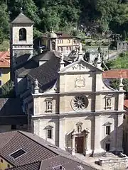 Blick auf die Kirche Collegiata SS. Pietro und Stefano vom Castelgrande