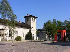 Empfangsgebäude an der StreckeBad Kleinen–Rostock mit Stellwerk
