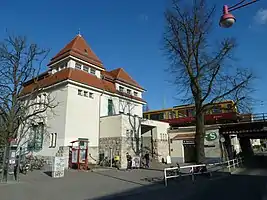 Empfangsgebäude des Bahnhofs