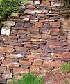 23. Idealbild einer Trockenmauer. Gesetzt mit "vor Ort" gebrochenem Steinmaterial. Hatzenporter Burg Bischofsteiner