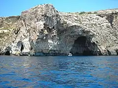Die Blaue Grotte vom Meer aus gesehen