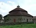 Achteckiger Bau in Brouillard