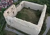 Luftaufnahme der Burgruine Altsachsenheim am Abend
