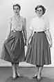 Zwei Frauen in Faltenröcken, rechts mit Plisseefalten (Australien, ca. 1957)