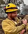 Junges Känguru in den Armen eines US-Feuerwehrmanns, Januar 2020