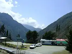 Ortsmitte mit dem geographischen Mittelpunkt Perus (Am Ende des Betonplatzes links)
