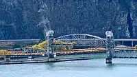 Geöffnete Hubbrücke, links die ehemalige Drehbrücke, 2008