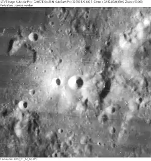 Censorinus (links) mit Censorinus A (Lunar Orbiter IV)