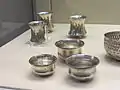 Hohe Becher und Näpfe