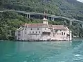 Die Burg von Westen mit dem Chillon-Viadukt