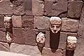 Halbunterirdischer Tempel mit eingelassenen Köpfen aus Vulkantuffstein