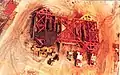 Ein weitgehend montierter Crawler mit vier eingesetzten Dieselgeneratoren Mitte 1964