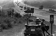 Feldjäger überwachen einen Truppenkonvoi bei Tauberbischofsheim, 1982