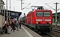 Zug der S-Bahn-Linie S1 Meißen–Schöna am Bahnsteig 3