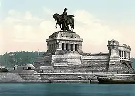 Schrägansicht des Kaiserdenkmals, um 1900