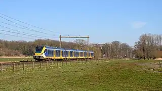 Zug mit gelber Front