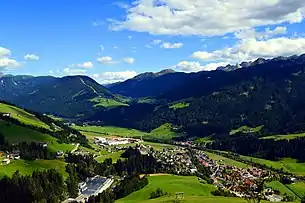 Blick von Nordwesten auf Panzendorf mit Burg Heinfels