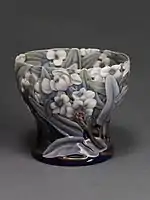 Porzellanschale mit modellierter und durchstochener Dekoration von Laub und Blüten, teilweise aquatisch und mit einer Libelle, bemalt in Unterglasurfarben, Porzellanmanufaktur Bing & Grøndahl, 1917.