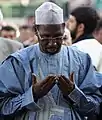 Muslimischer Mann im blauen Boubou während des Eid-Festes, 2005