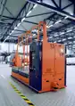 Schwerlast FTF mit Rollenbahnen. Die Konstruktion ermöglicht einen Hub bis 12 Meter mit einem Ladegewicht von bis zu 12 Tonnen. Modell HEAVY MOVE