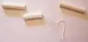 Einzelteile eines Tampons und Vaginalapplikator.