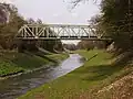 Die Emscher als Grenzfluss zwischen Recklinghausen (links) und Herne, mit den Mündungsbauwerken des Ostbachs (Mitte rechts)