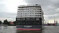 Extrem vorsichtig navigieren die Hafenlotsen das Schiff mit Hilfe von Azipod Antrieb und Bugstrahlruder in die korrekte Eindockposition