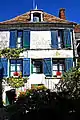 Haus mit blauen Läden