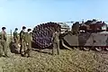 Britischer Panzer mit Faschine aus verketteten Kunststoffrohren plus Netz
