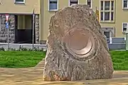 Marmorskulptur „Focus of Life“ auf dem Kirchplatz