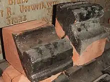 schwarz glasierter Formstein