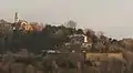 Belvedere-Hügel (collina di Belvedere) mit den Überresten des alten Forts oberhalb des Hafens in Genua.